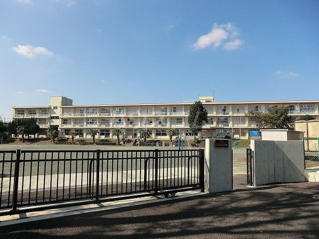 小学校　千葉市立花見川第一小学校（小学校）まで1228m