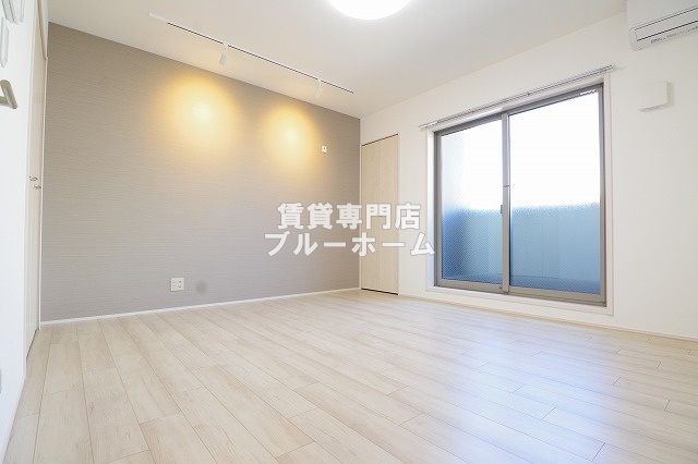 居室・リビング　8.6帖の広い洋室です！