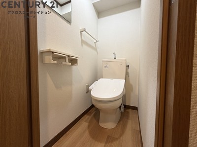 トイレ　温水洗浄便座付きのトイレです♪