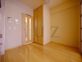 アールケープラザ新横浜IIIの居間写真