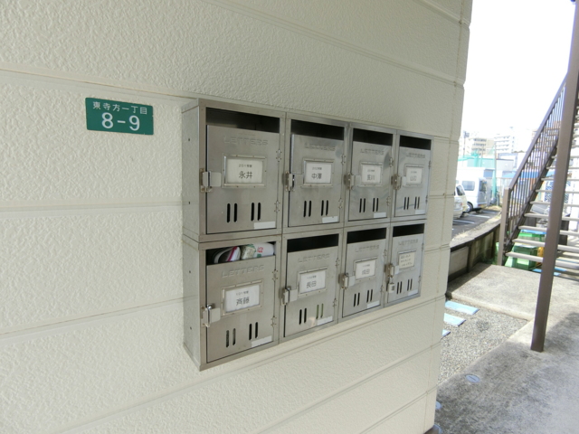 その他共有部分　通路に集合ポストあり！２階の通路で濡れにくくなってます