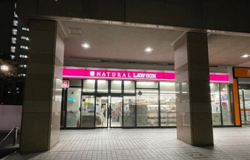 コンビニ　ナチュラルローソン芝浦海岸通店（コンビニ）まで106m