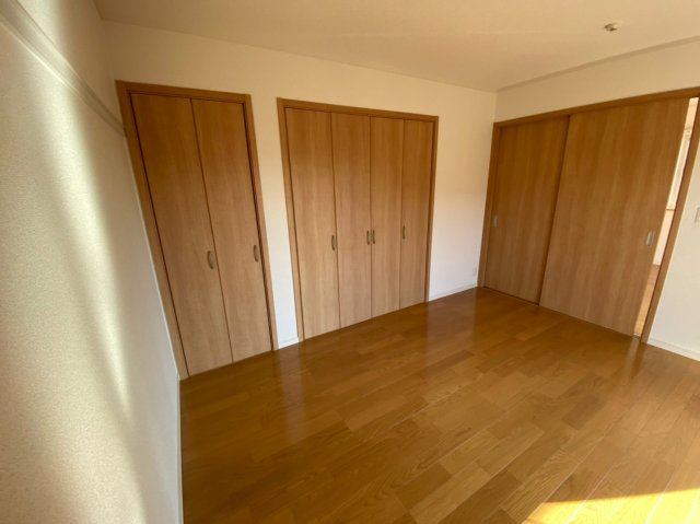 その他部屋・スペース　開放的な寝室です