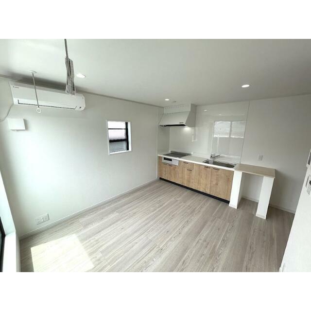 居室・リビング　ナチュラルな木目調の床材・建具を使用しており、温かい空間を演