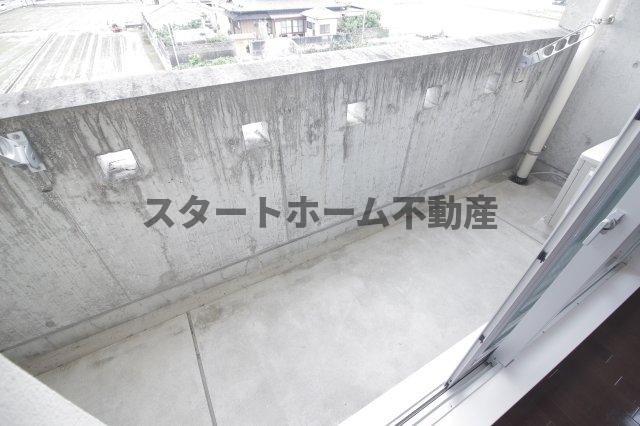バルコニー　外からの目が気にならないバルコニーで洗濯物が干せます