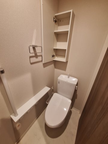 トイレ　手すり付きでつまづき防止/温水洗浄便座付き