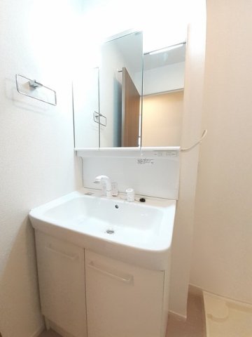 洗面設備　明るい洗面所です
