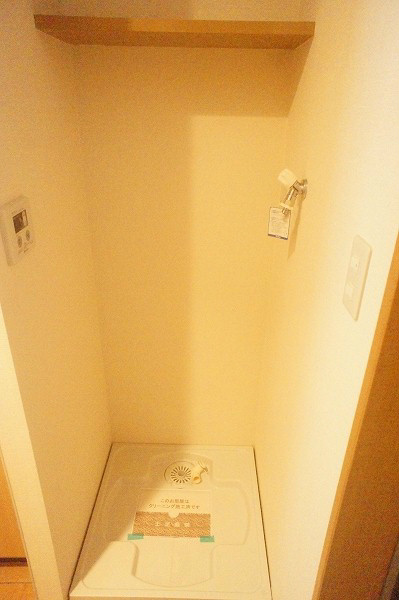 洗面設備　室内洗濯機置き場は上に洗剤が置ける棚がついてます！