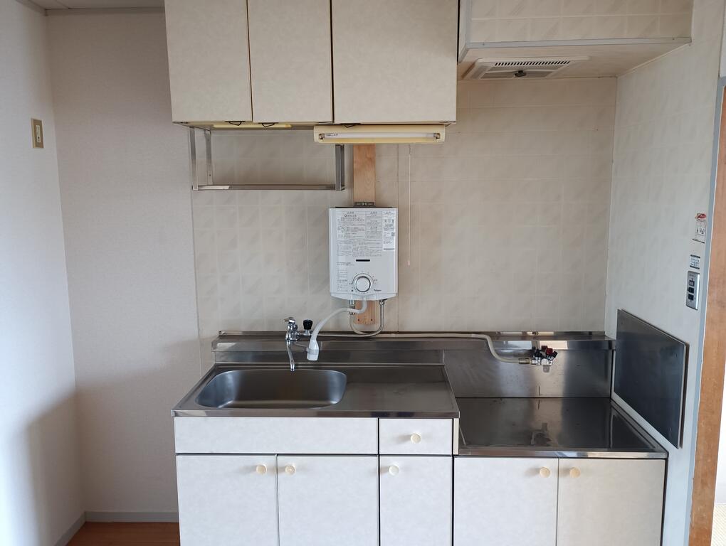 キッチン　お部屋の中心に位置したキッチンは使いやすい空間です！