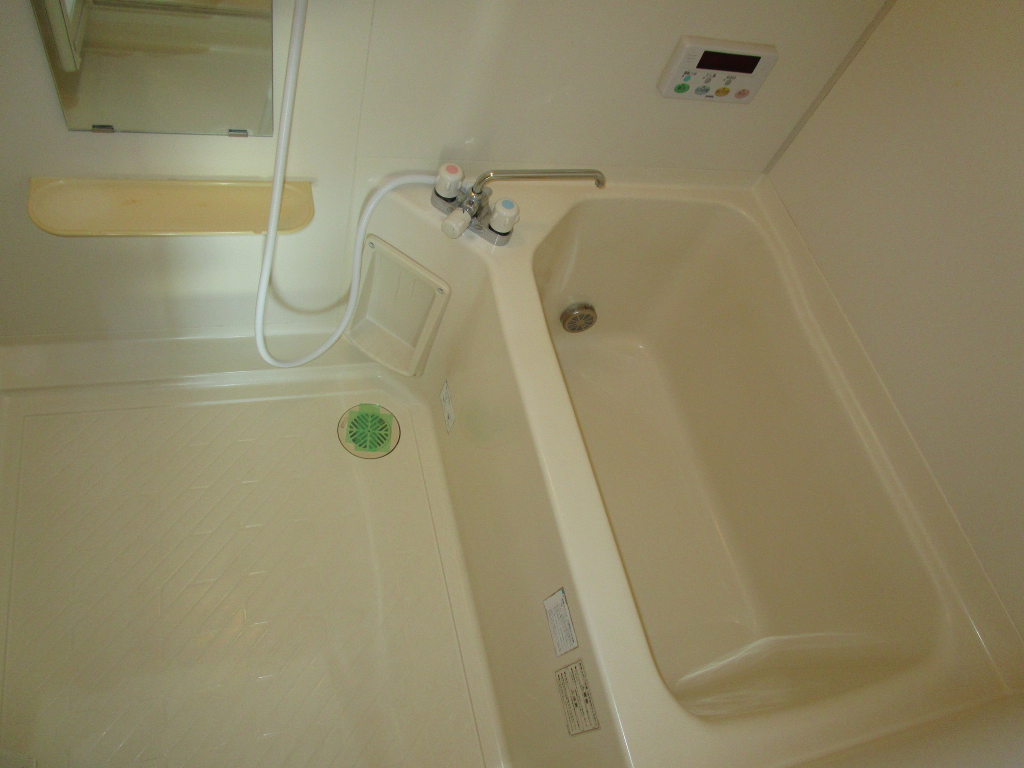 バス・シャワールーム　経済的な追い焚き付き・窓付きなので換気・遮光もばっちり！