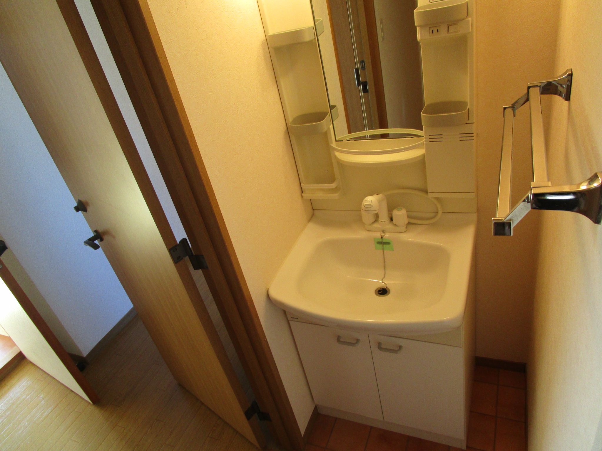 洗面設備　シャンプードレッサーは朝の忙しい時間でも髪を濡らしたりと便利