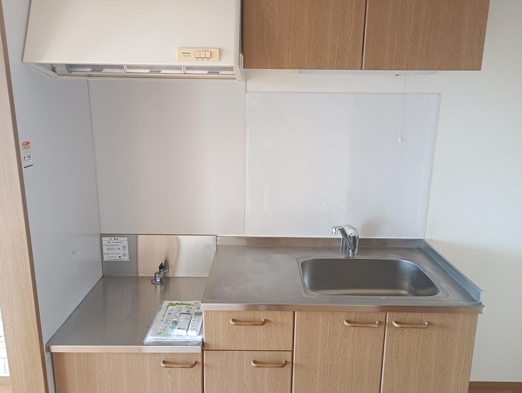 キッチン　陽だまりが出来る9帖のリビングはとても明るいです♪