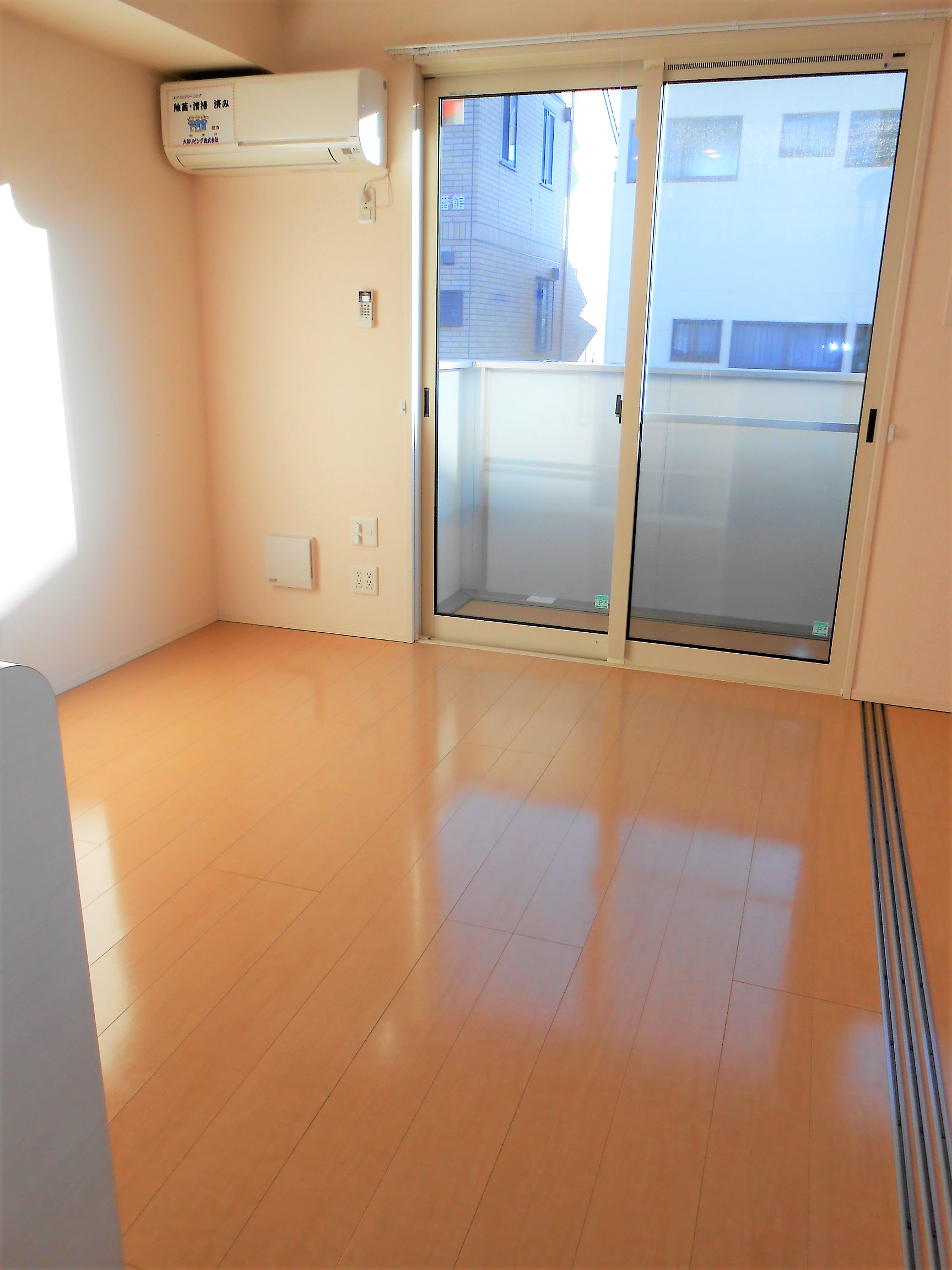 居室・リビング　約10帖の南面リビングです！日当たり良好。