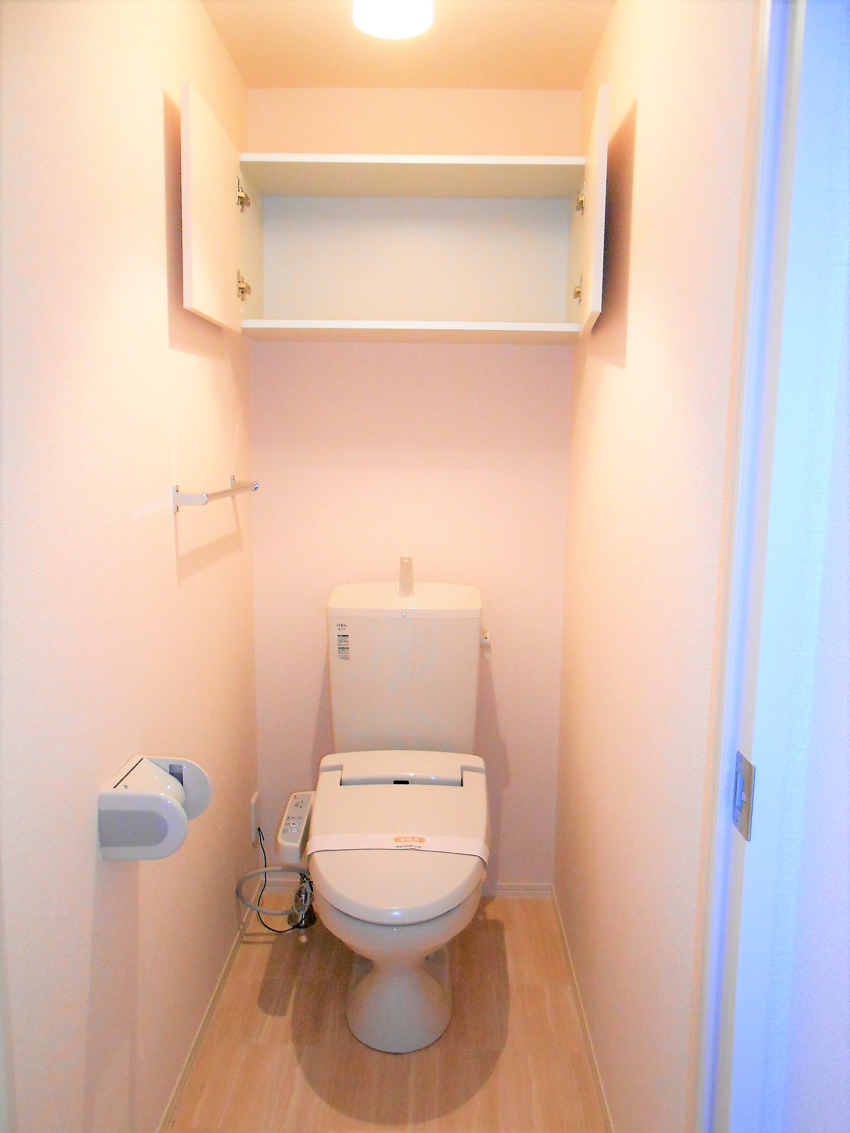 トイレ　ウォシュレットトイレ。後ろには便利な収納棚付きです！