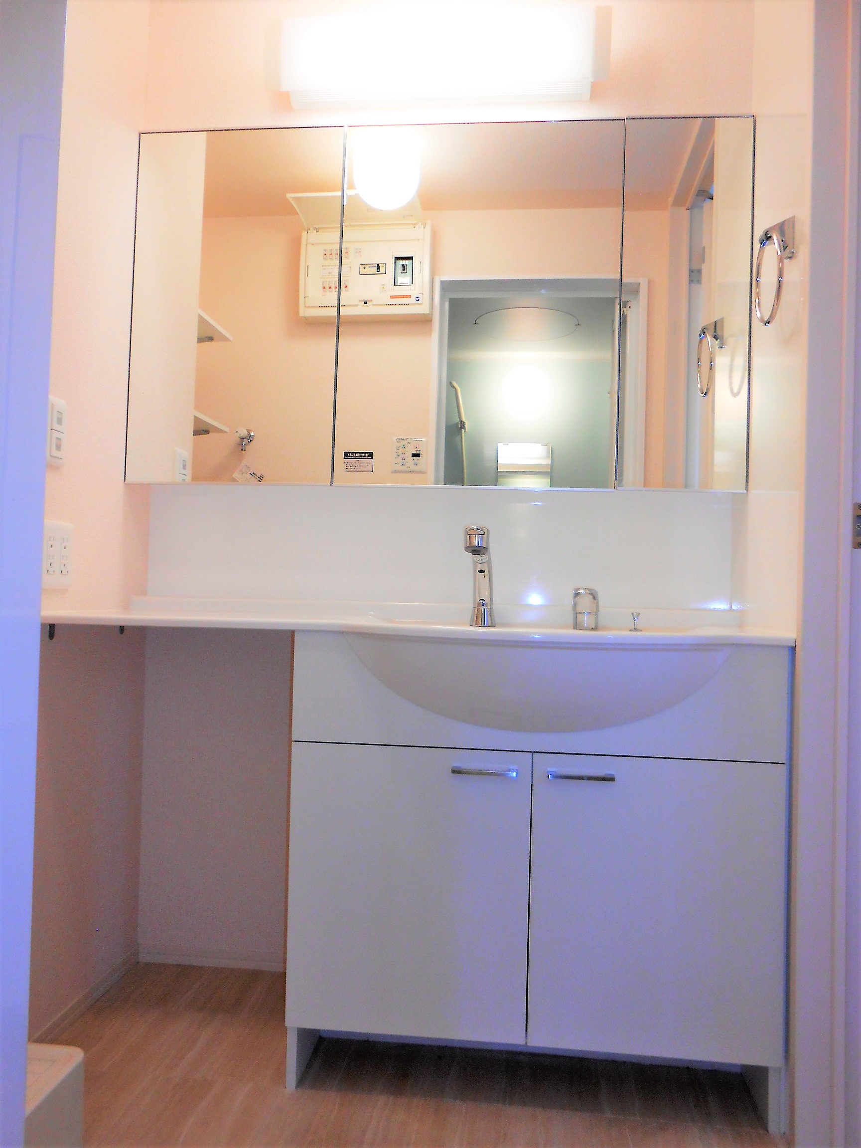 洗面設備　独立洗面台！３面鏡で使いやすさ◎です！