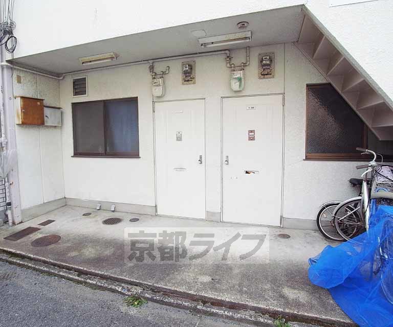 【京都市中京区壬生森町のアパートのエントランス】
