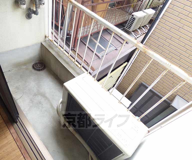 【京都市中京区壬生森町のアパートのバルコニー】