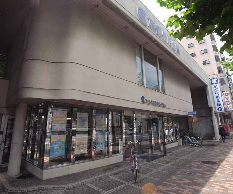 【京都市中京区壬生森町のアパートの銀行】