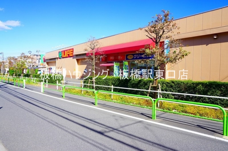 スーパー　ライフ 前野町店（スーパー）まで582m