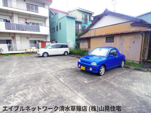 【静岡市清水区草薙のマンションの駐車場】