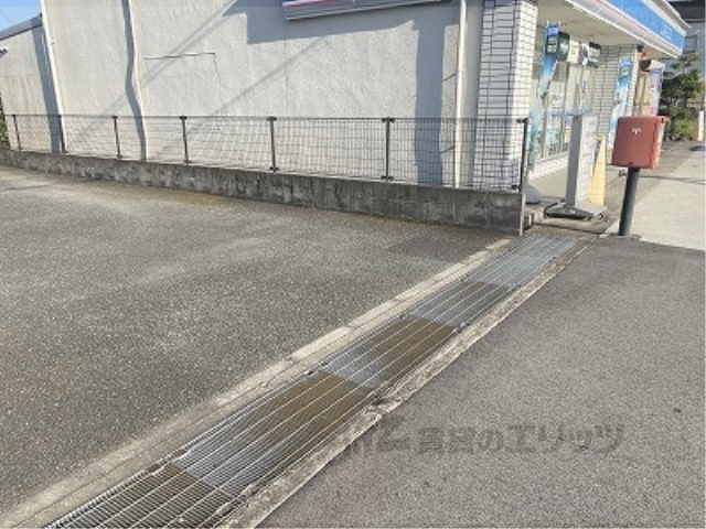 【天理市西長柄町のアパートのエントランス】