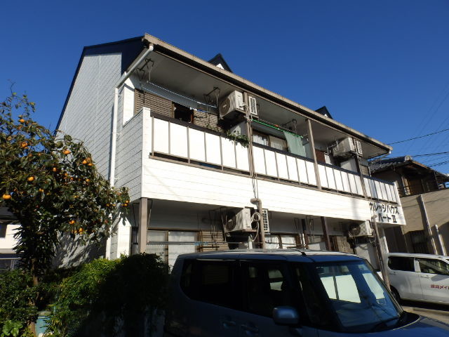 松阪市久保町のアパートの建物外観