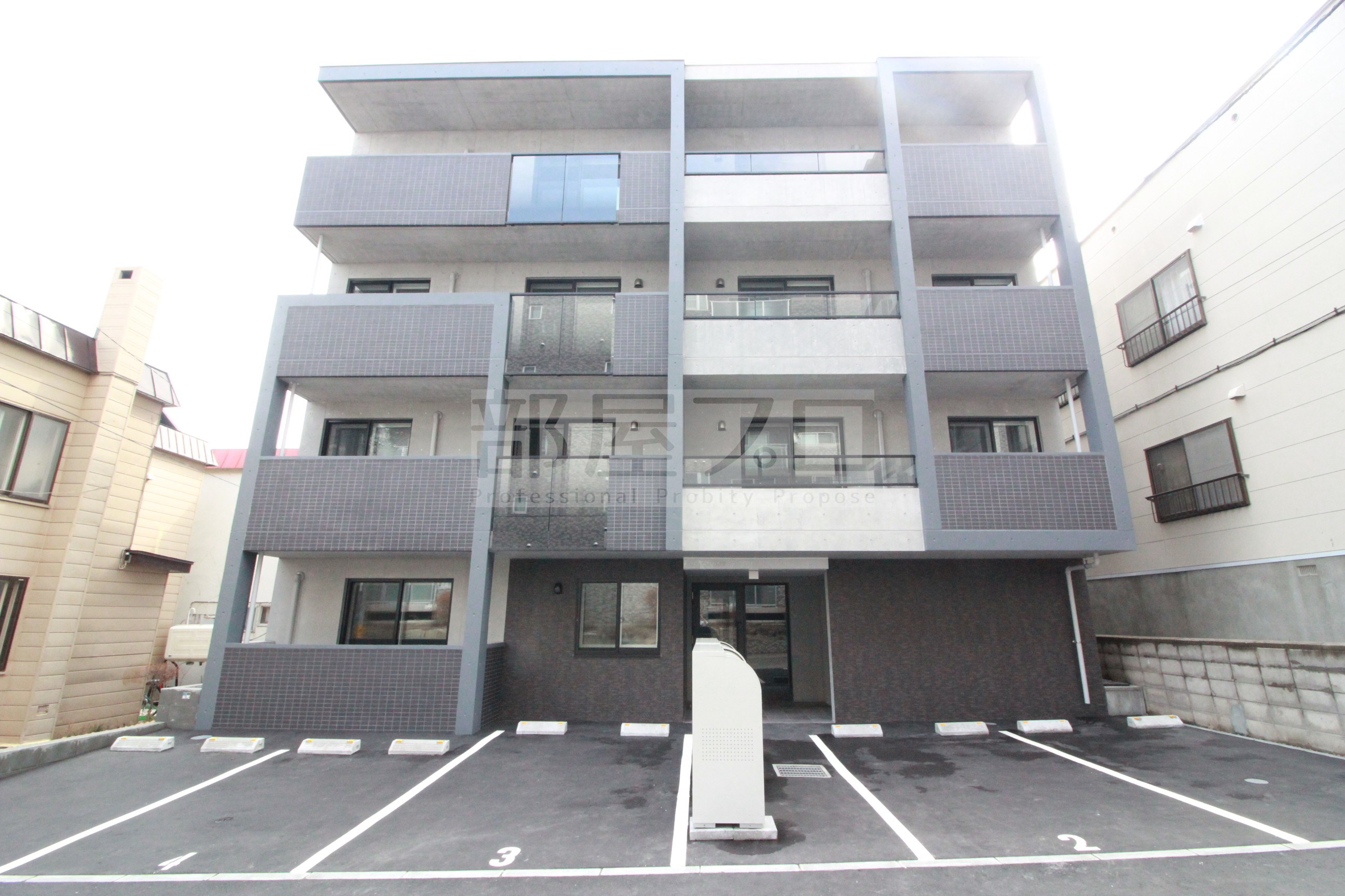 札幌市豊平区月寒東三条のマンションの建物外観