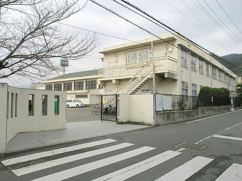 【八尾市恩智南町のマンションの小学校】