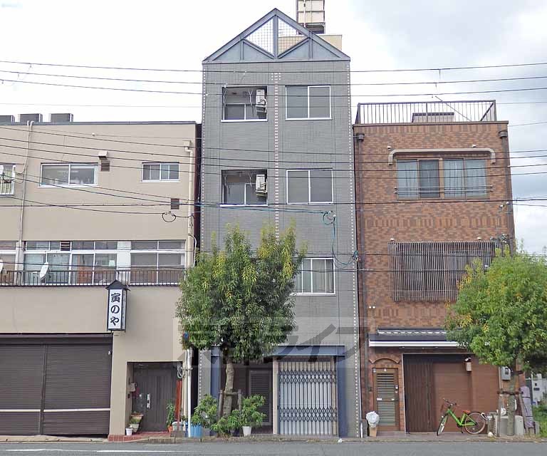 京都市南区東九条柳下町のマンションの建物外観