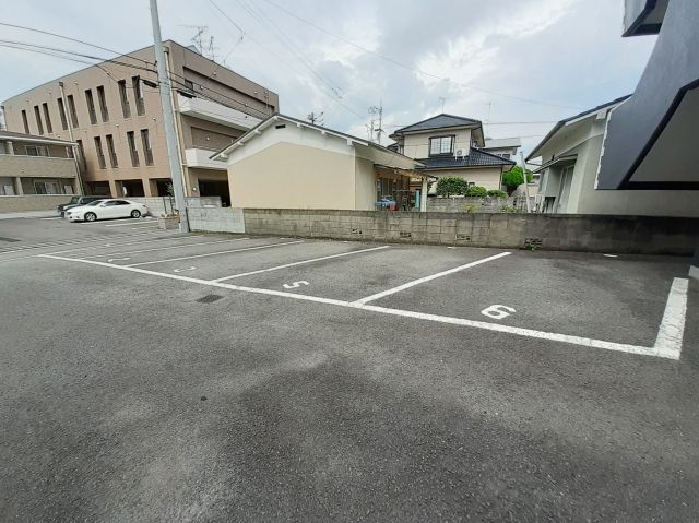 【レモンハイツ駅前の駐車場】