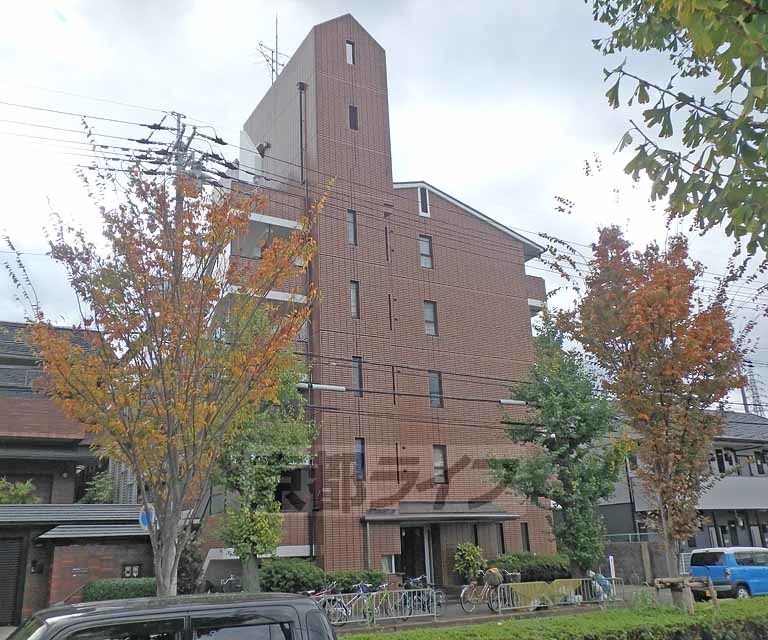 【京都市南区上鳥羽勧進橋町のマンションの建物外観】