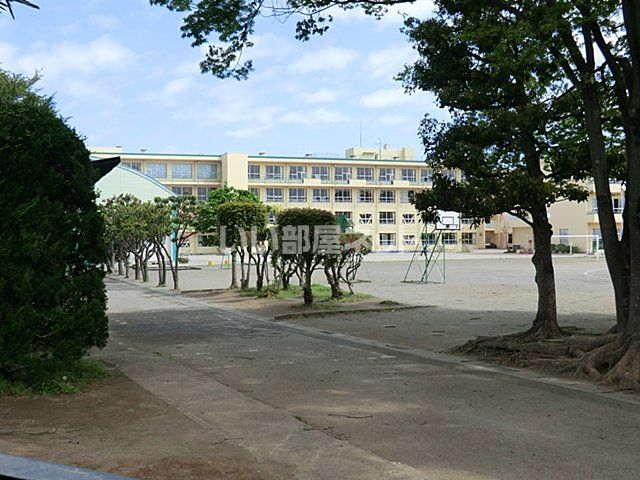 【坂戸市芦山町のマンションの小学校】