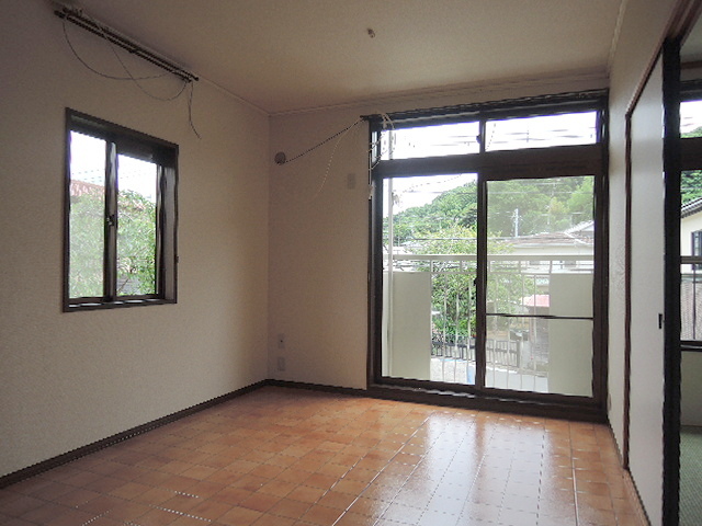 居室・リビング　角部屋２面採光で明るいＤＫ７．６帖