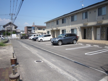 【福山市千代田町のアパートの駐車場】