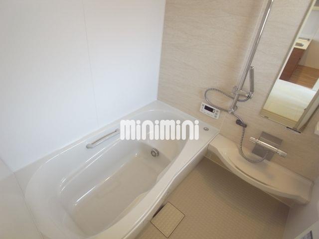 バス・シャワールーム　ゆったりとしたバスルームです。