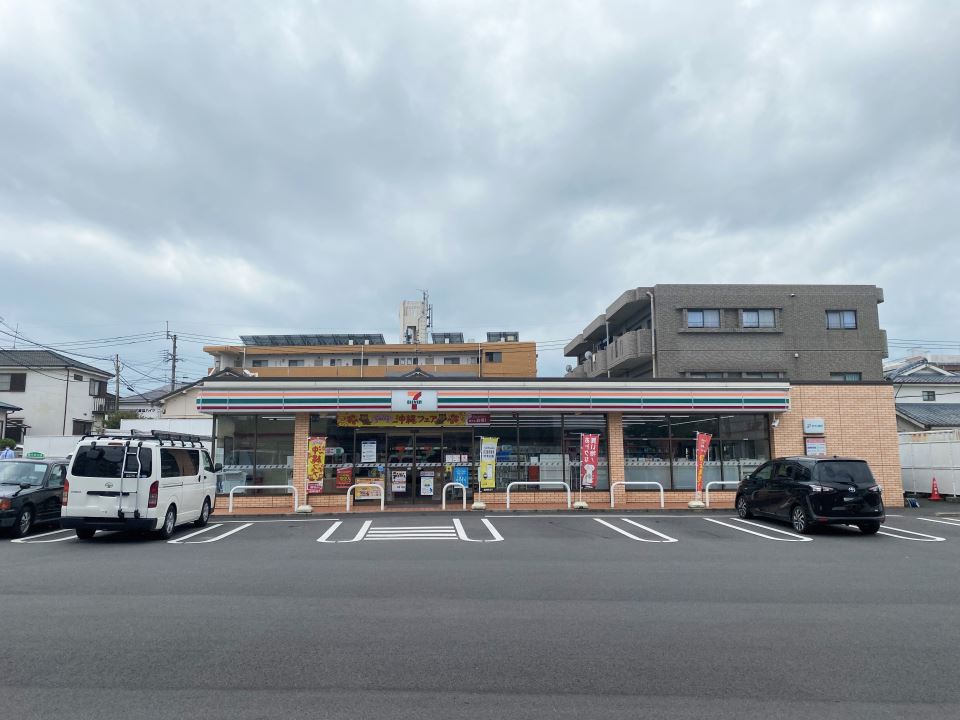 コンビニ　セブンイレブン（コンビニ）まで300m