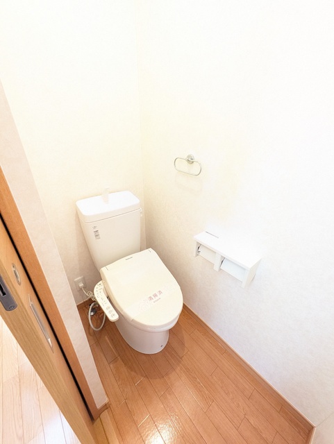 トイレ　★★トイレは嬉しい洗浄機能付き便座です♪★★