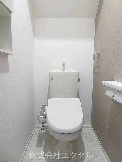 トイレ　温水洗浄便座です。