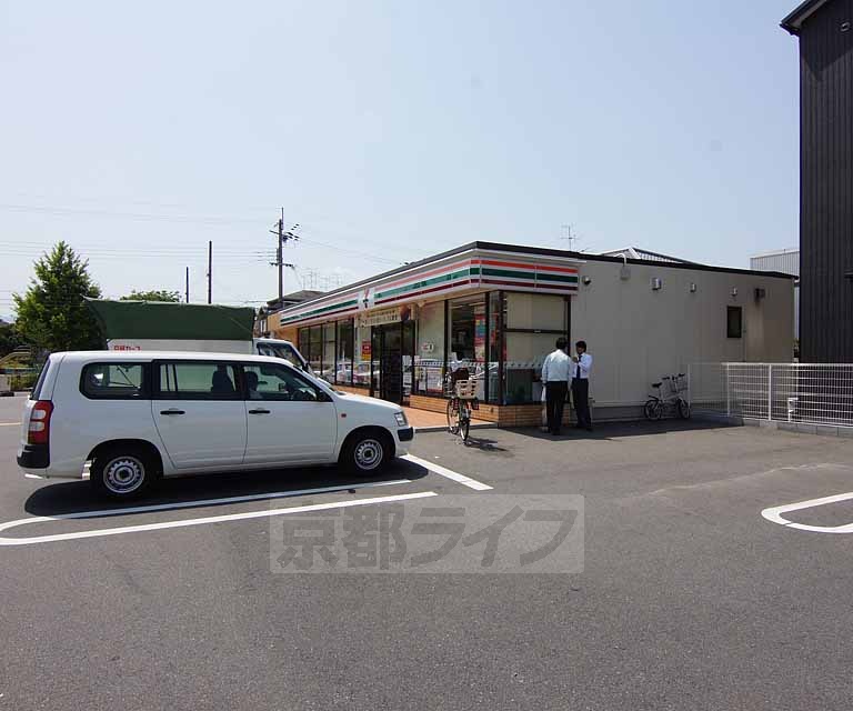 コンビニ　セブンイレブン下鳥羽東柳長町店（コンビニ）まで210m