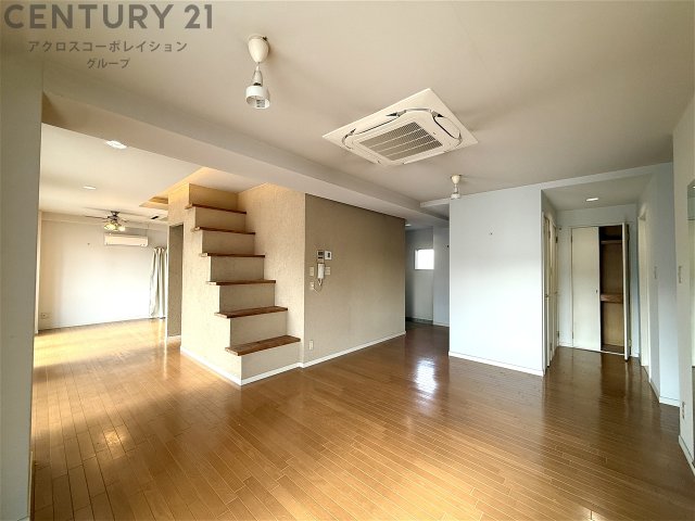 居室・リビング　こちらのリビングで趣味の時間をお楽しみください