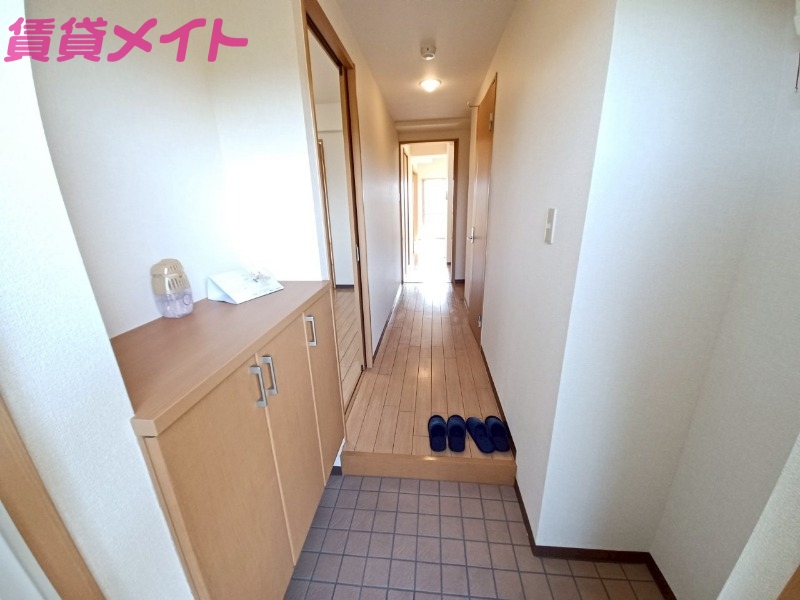 玄関　同物件別部屋のお写真です。