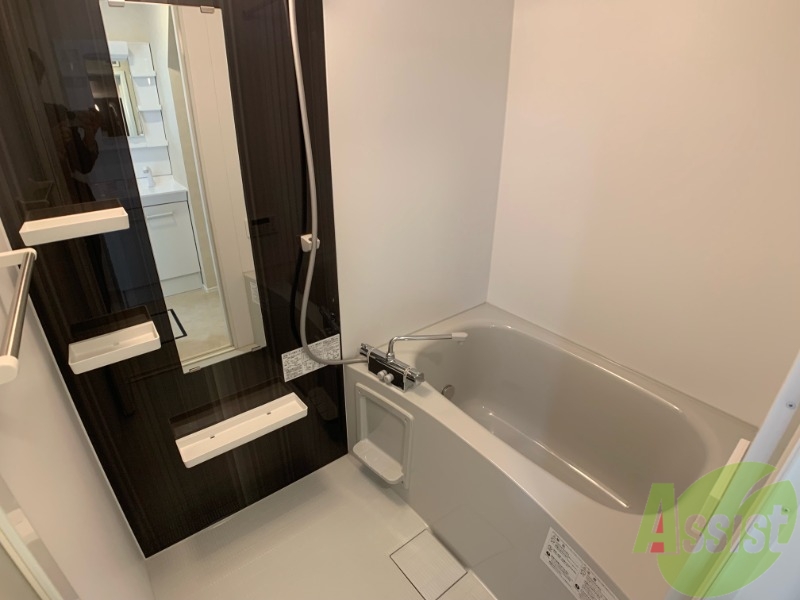 バス・シャワールーム　浴室はゆったりと浸かれるサイズ感になっています。