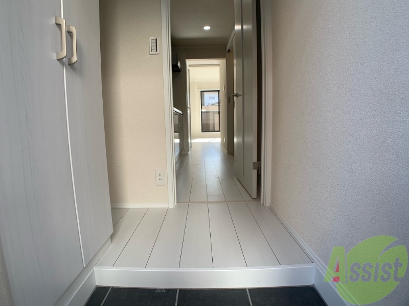 玄関　玄関から撮影しました。敷居が高くなくて安心ですね。