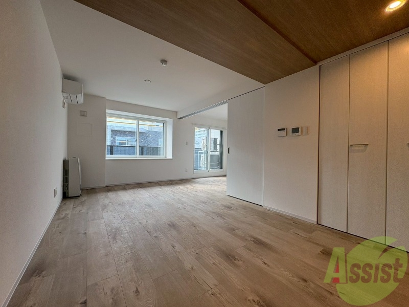 居室・リビング　リビングです。窓が大きくて明るいですね！