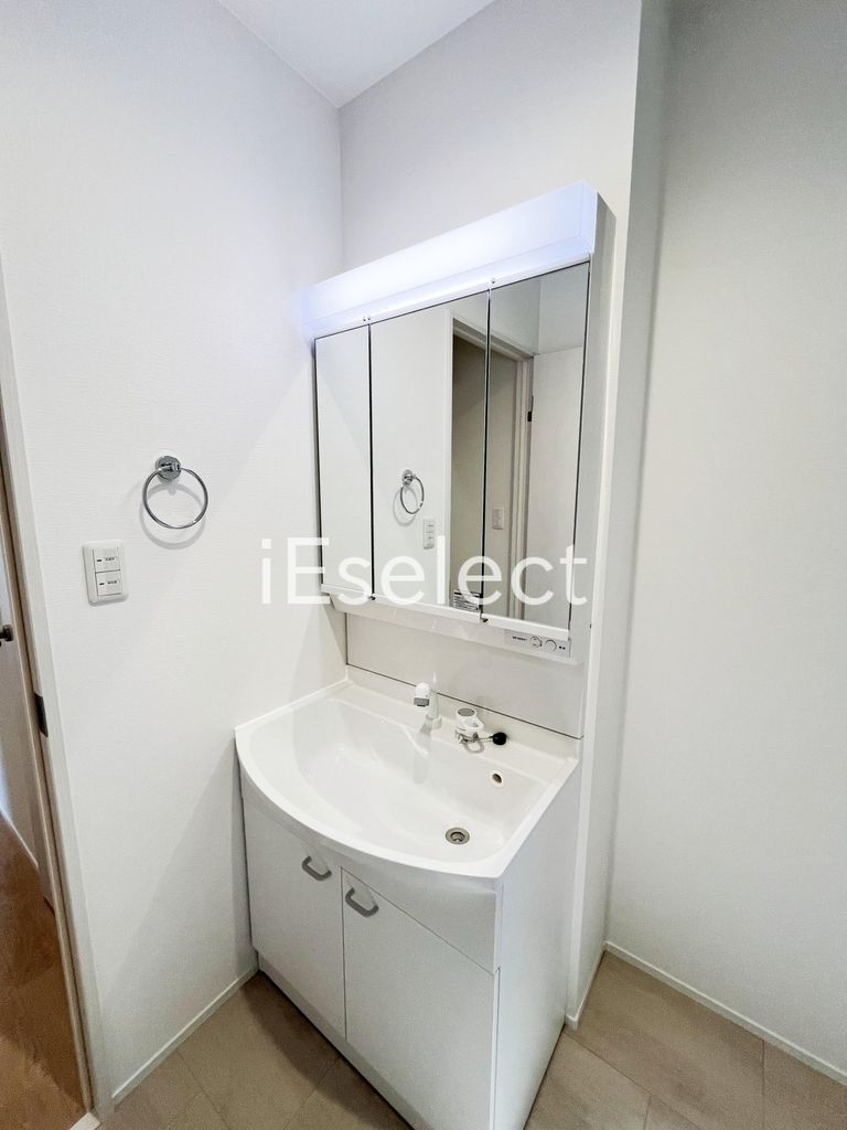 洗面設備　鏡の裏に収納スペースあります