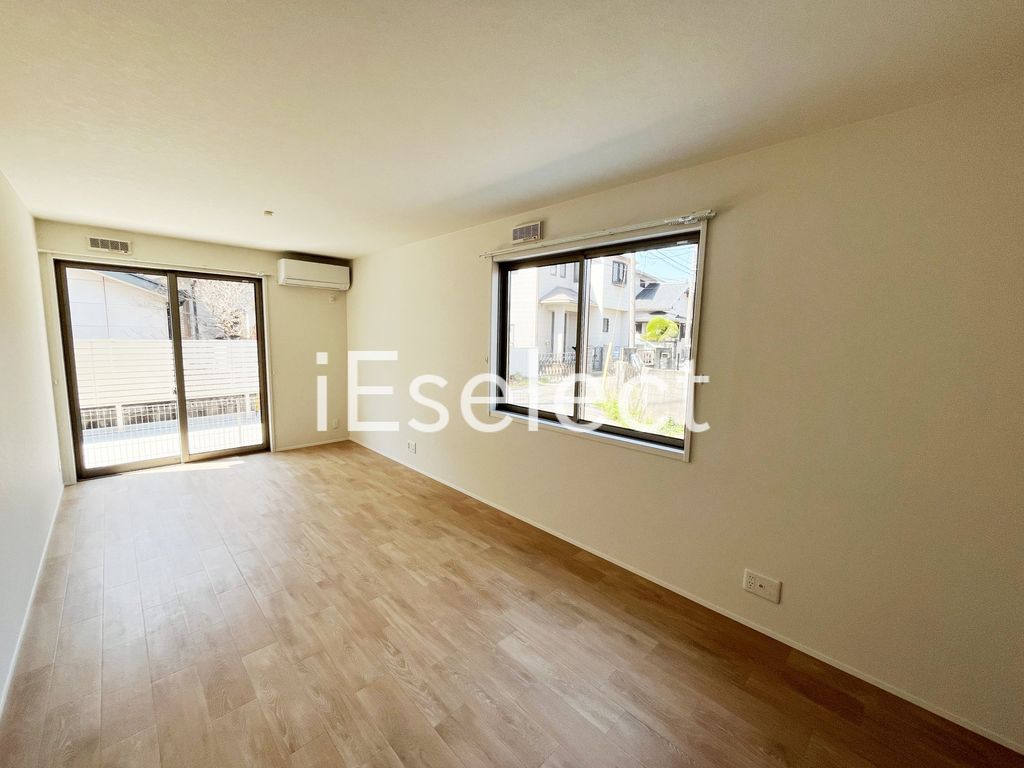 居室・リビング　2面採光で明るいお部屋です