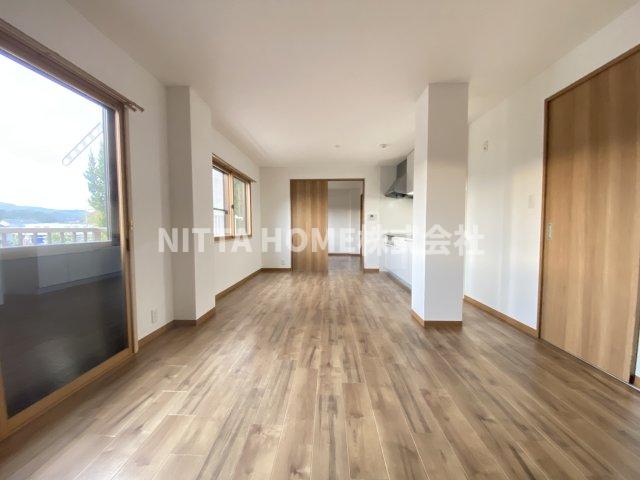 その他部屋・スペース　大きな窓から明るい日差しが差し込みます＊