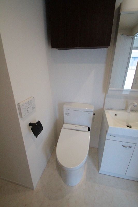 トイレ　落ち着いた色調のトイレです