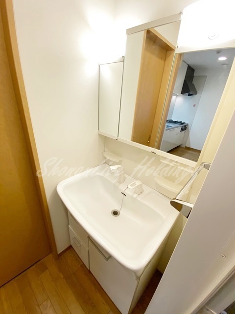 洗面設備　明るい洗面所です