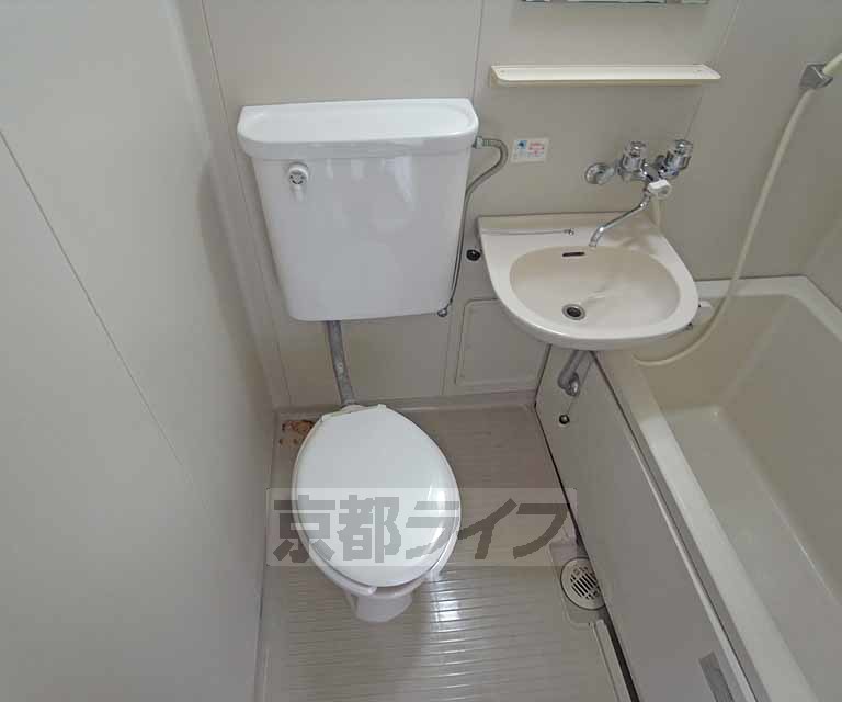 トイレ　清潔感のある明るいユニットバスです